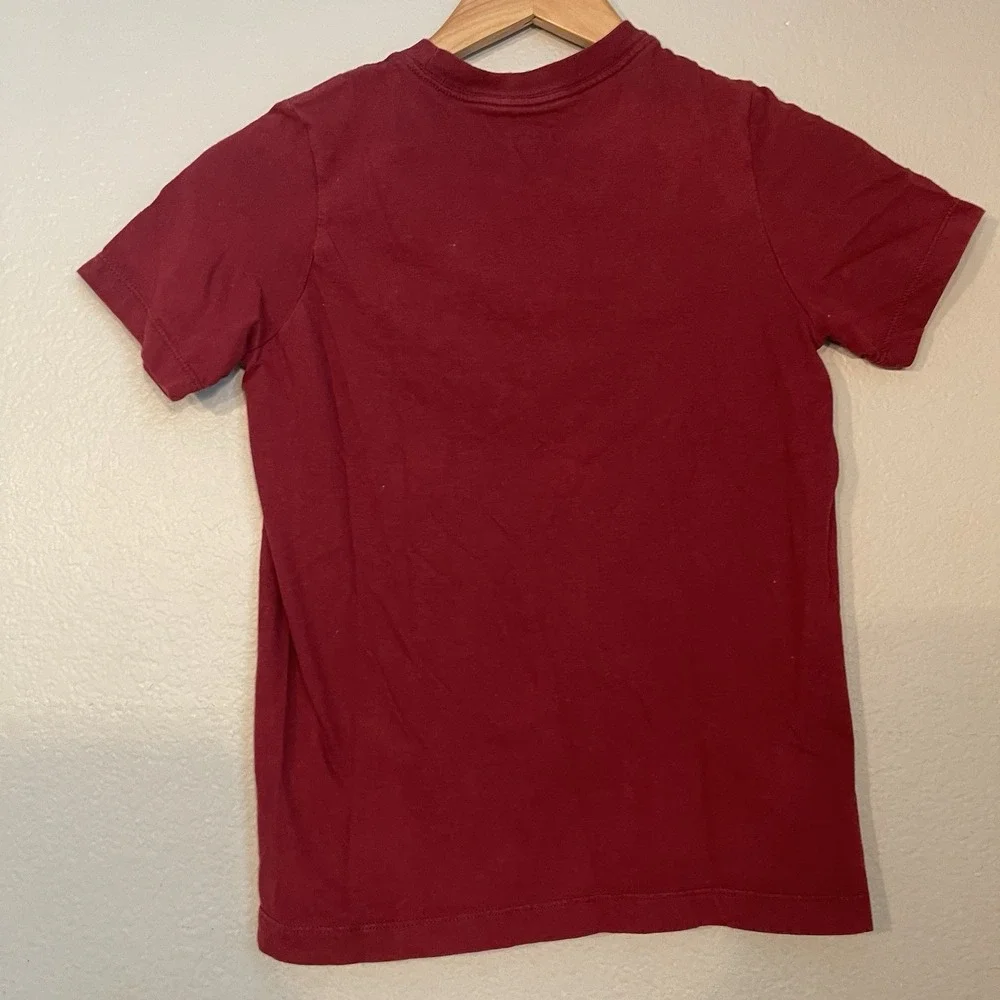 The Nike Tee Boys Medium Maroon Short Sleeve 100% Cotton Casual School Outdoor